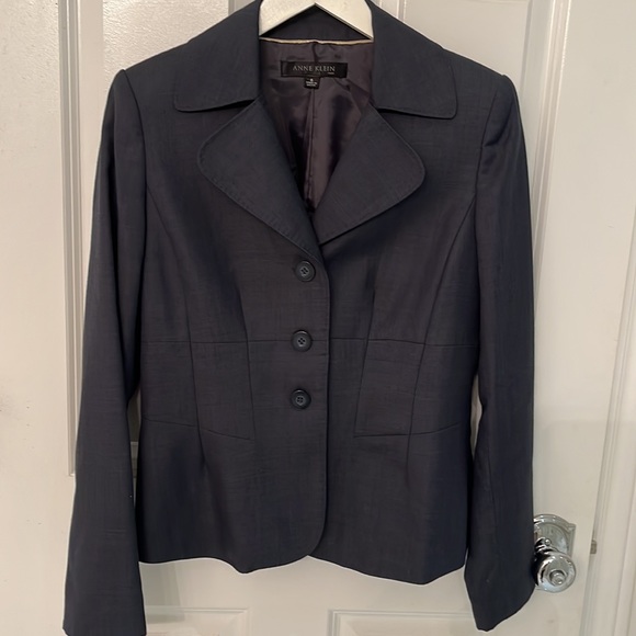 Anne Klein suit. Size 6 navy blue. Very classy, gorgeous suit. - Picture 1 of 12